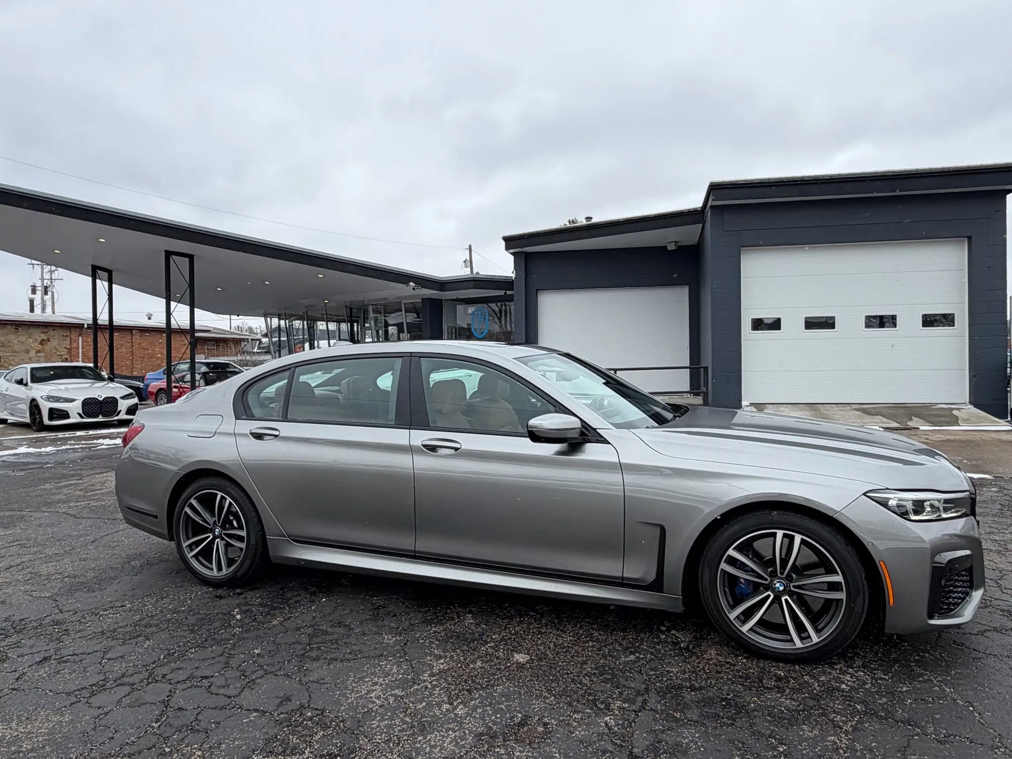 Used 2022 BMW 740i xDrive w/ M Sport Package image 9