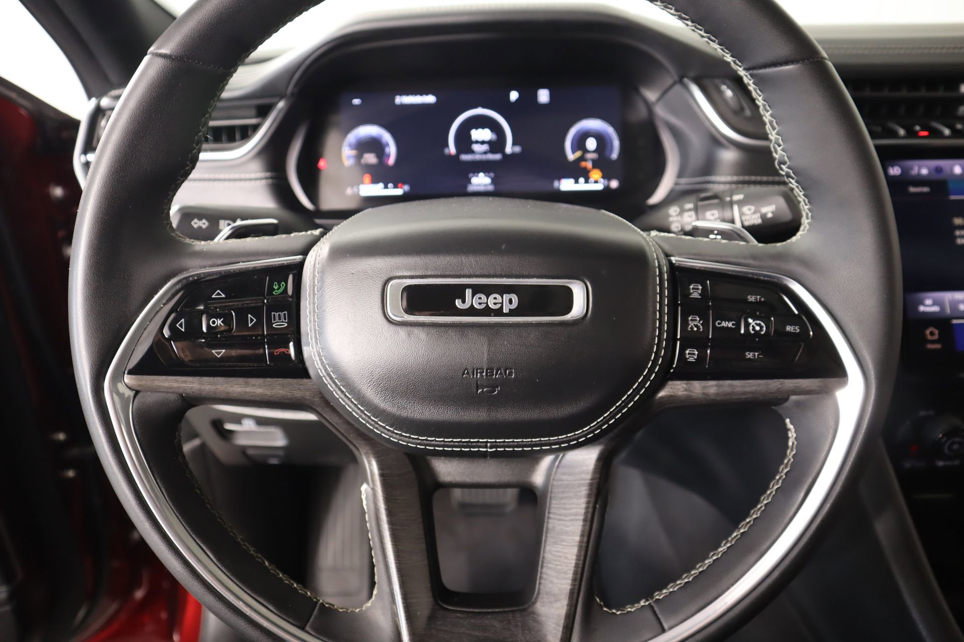 Used 2024 Jeep Grand Cherokee L Overland w/ Luxury Tech Group IV image 4