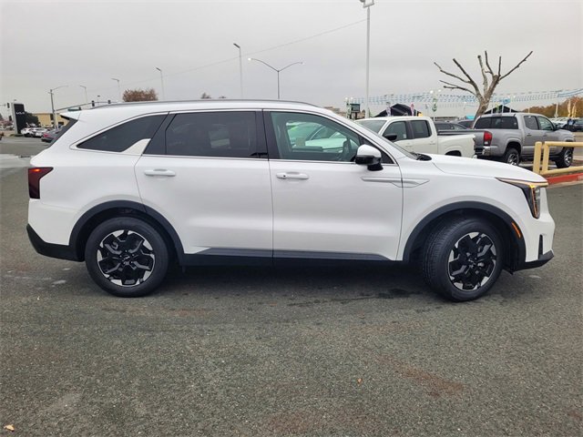 Used 2024 Kia Sorento S image 3