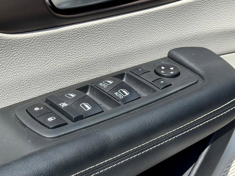 Used 2020 Chrysler Voyager L image 15