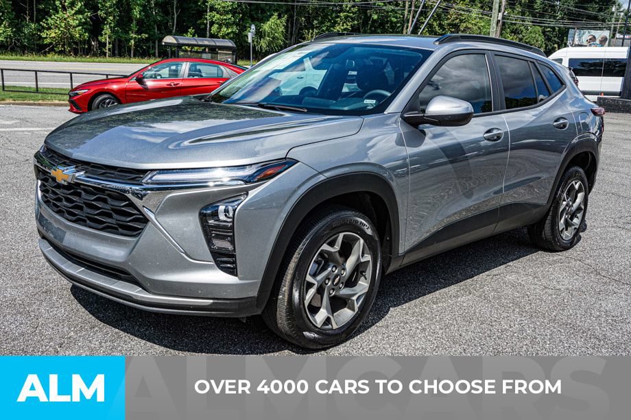 Used 2025 Chevrolet Trax LT FWD image 2