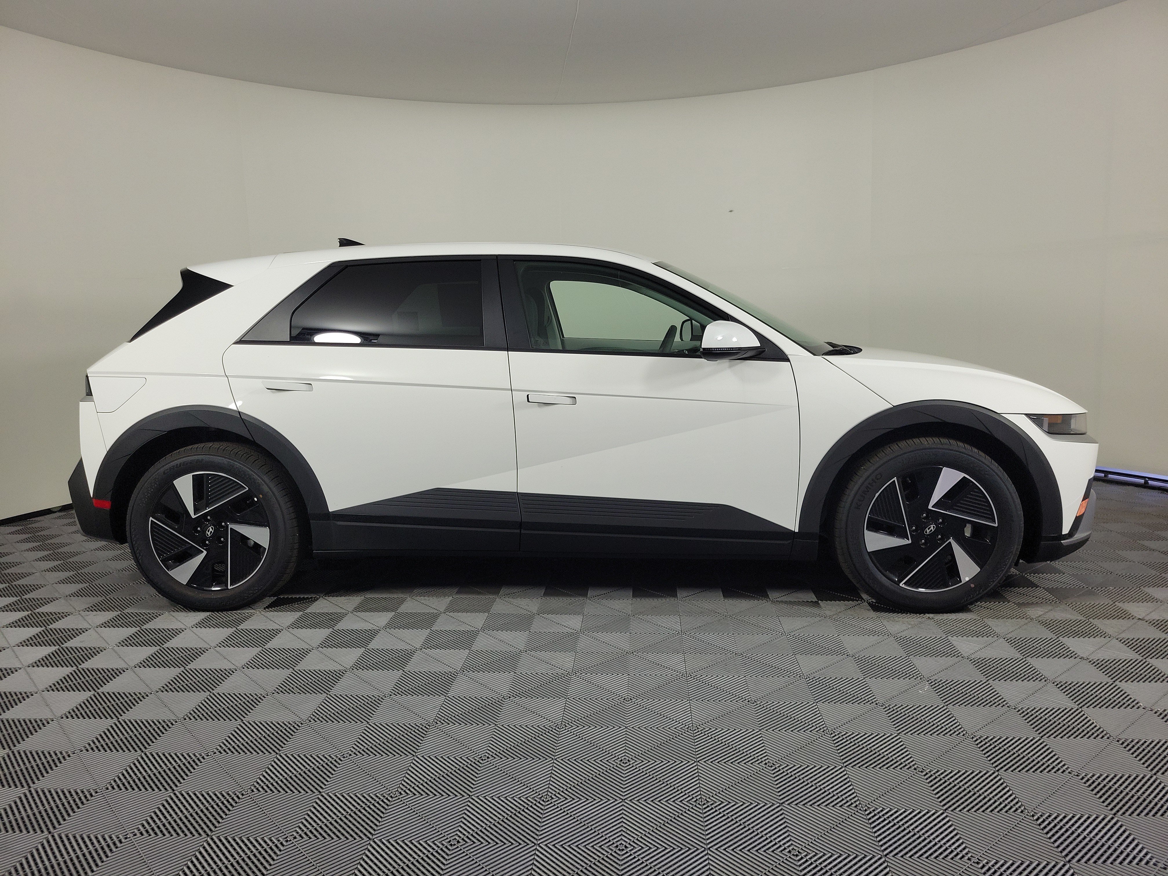 New 2026 Hyundai Ioniq 5 SE AWD/4WD image 2