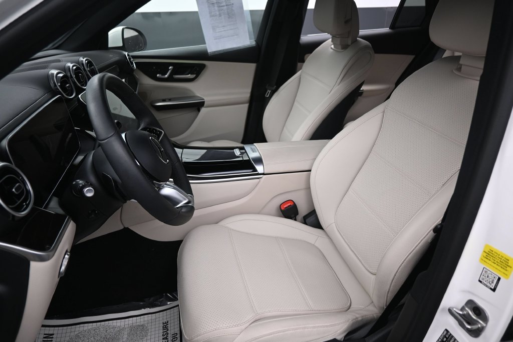 Used 2025 Mercedes-Benz GLC 300 4MATIC image 24