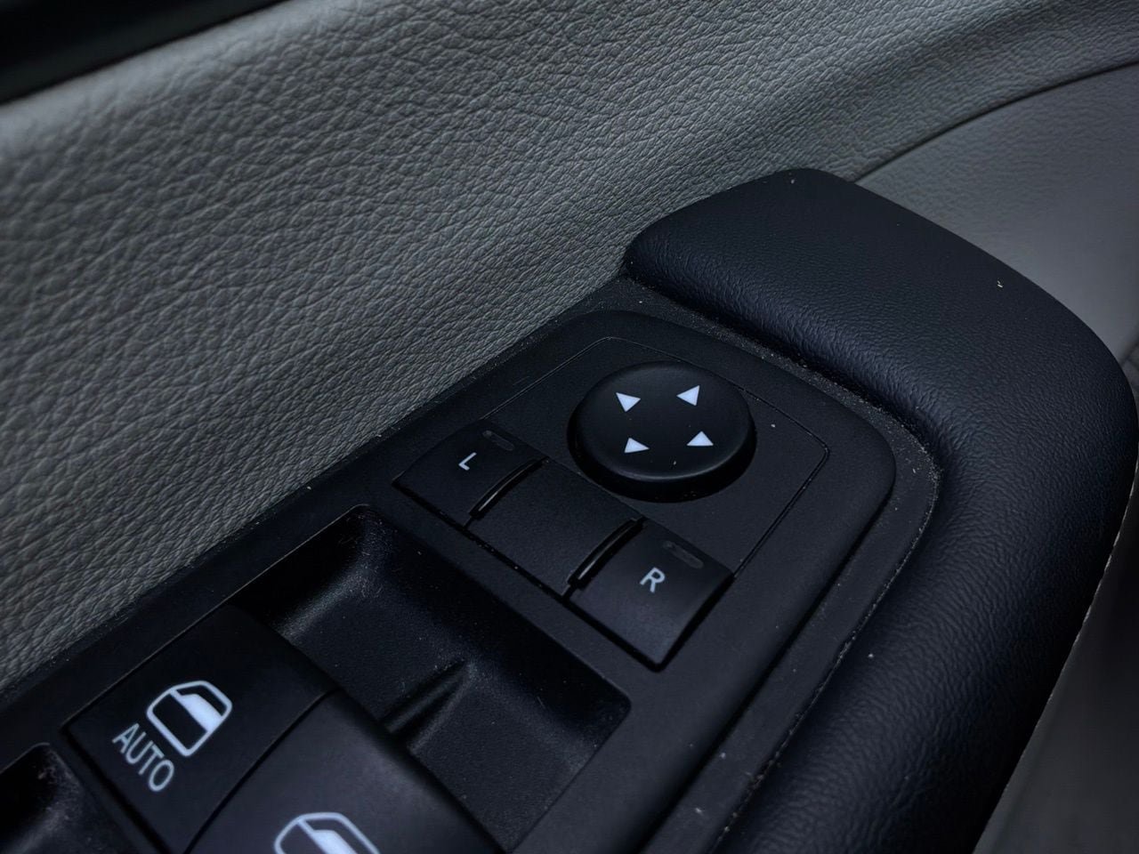 Used 2023 Chrysler Pacifica Touring-L FWD image 27
