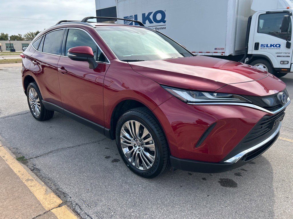 Used 2022 Toyota Venza XLE image 3