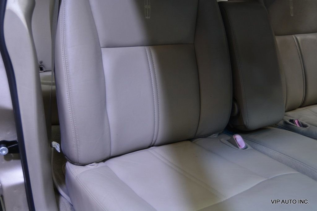 Used 2010 Lincoln Town Car Signature Limited image 26
