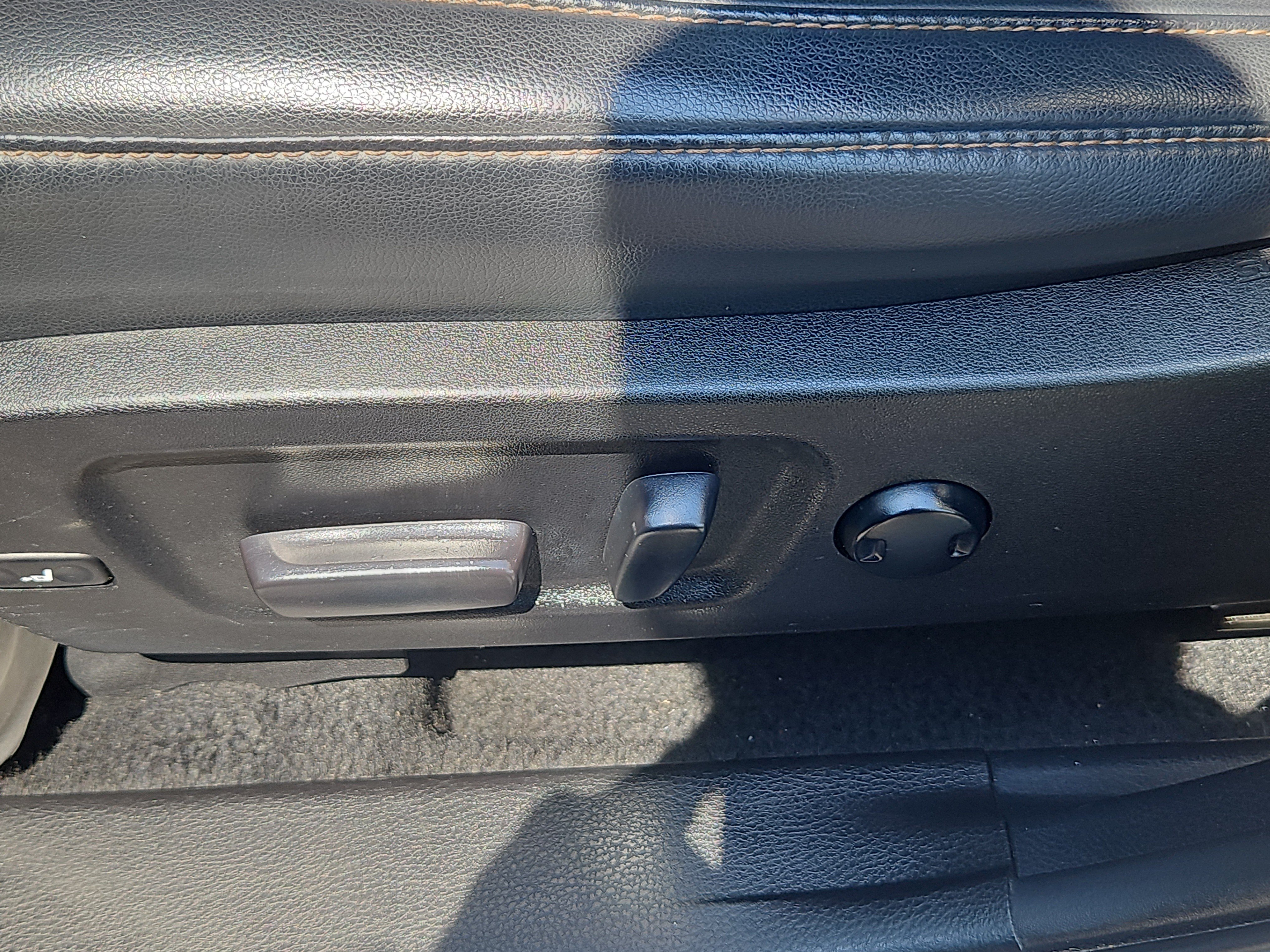 Used 2019 Toyota Highlander XLE AWD/4WD image 14