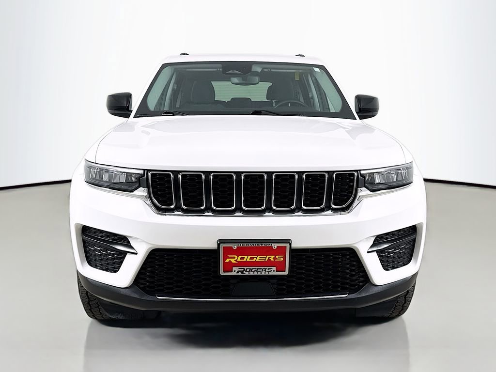 Used 2023 Jeep Grand Cherokee Laredo w/ Luxury Tech Group I AWD/4WD image 2