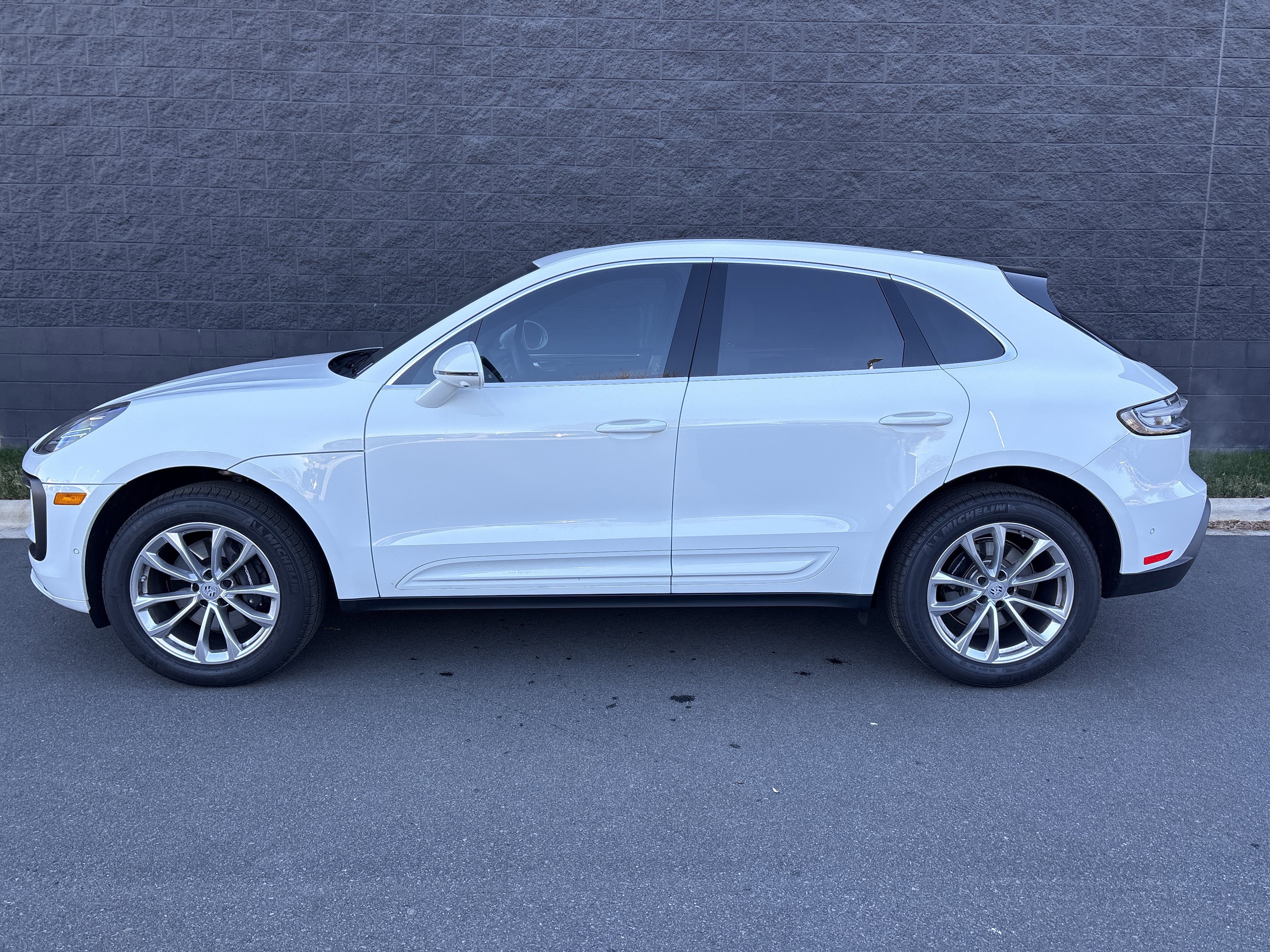 Certified 2025 Porsche Macan image 2