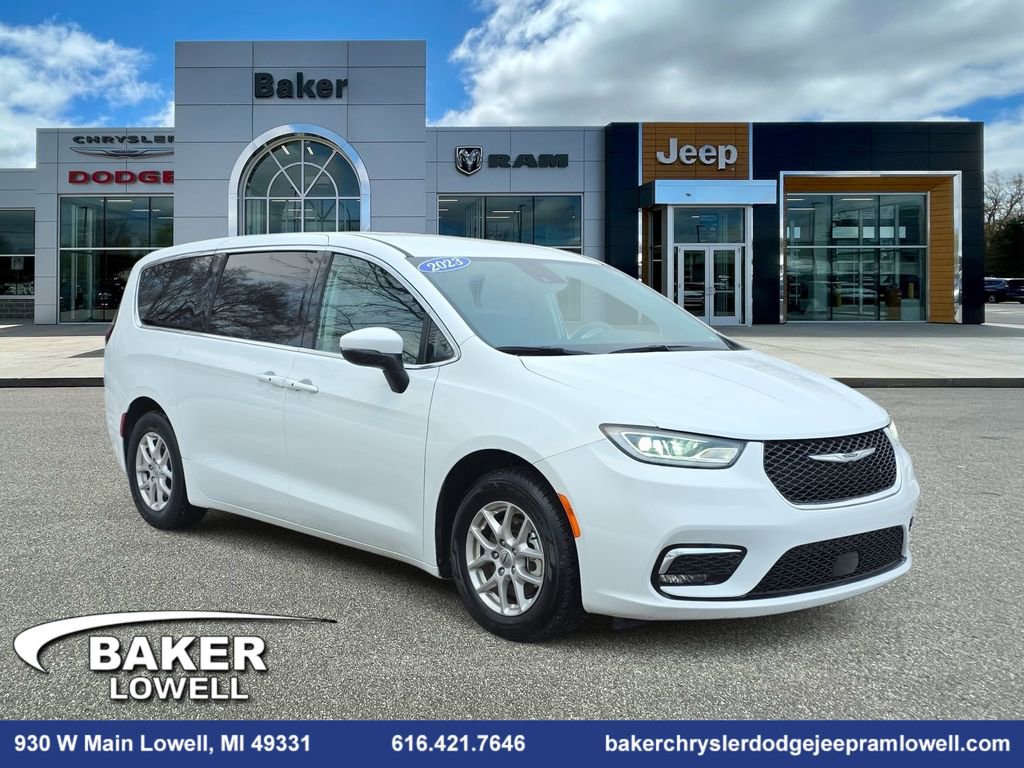 Used 2023 Chrysler Pacifica Touring-L image 1