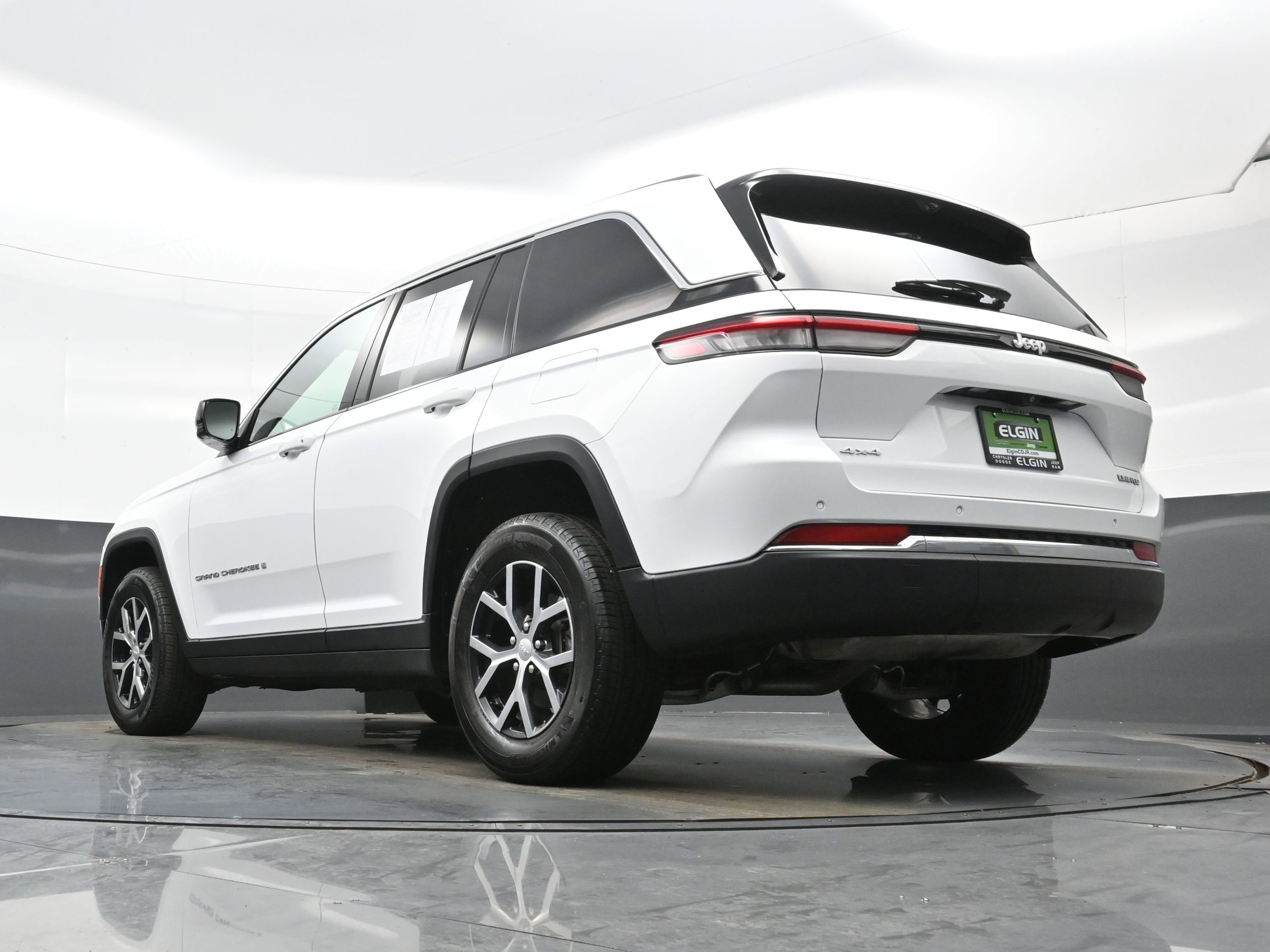 Used 2024 Jeep Grand Cherokee Limited w/ Luxury Tech Group II image 29