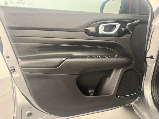 Used 2023 Jeep Compass Limited image 27