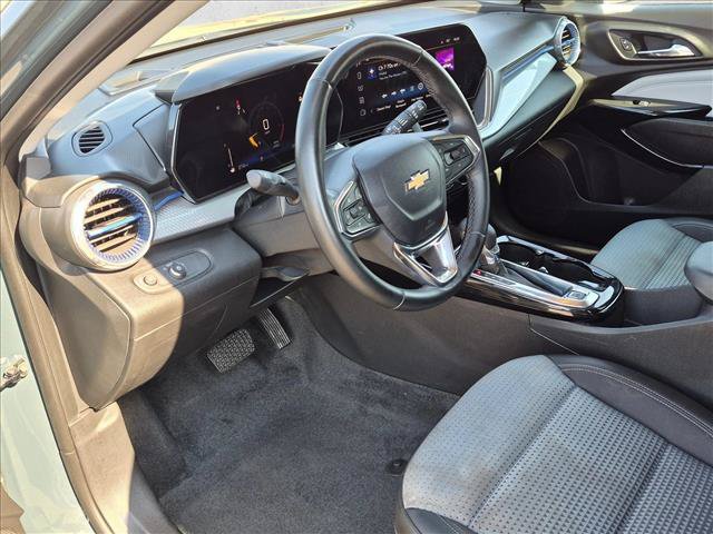 Used 2025 Chevrolet Trax LT w/ LT Convenience Package FWD image 10