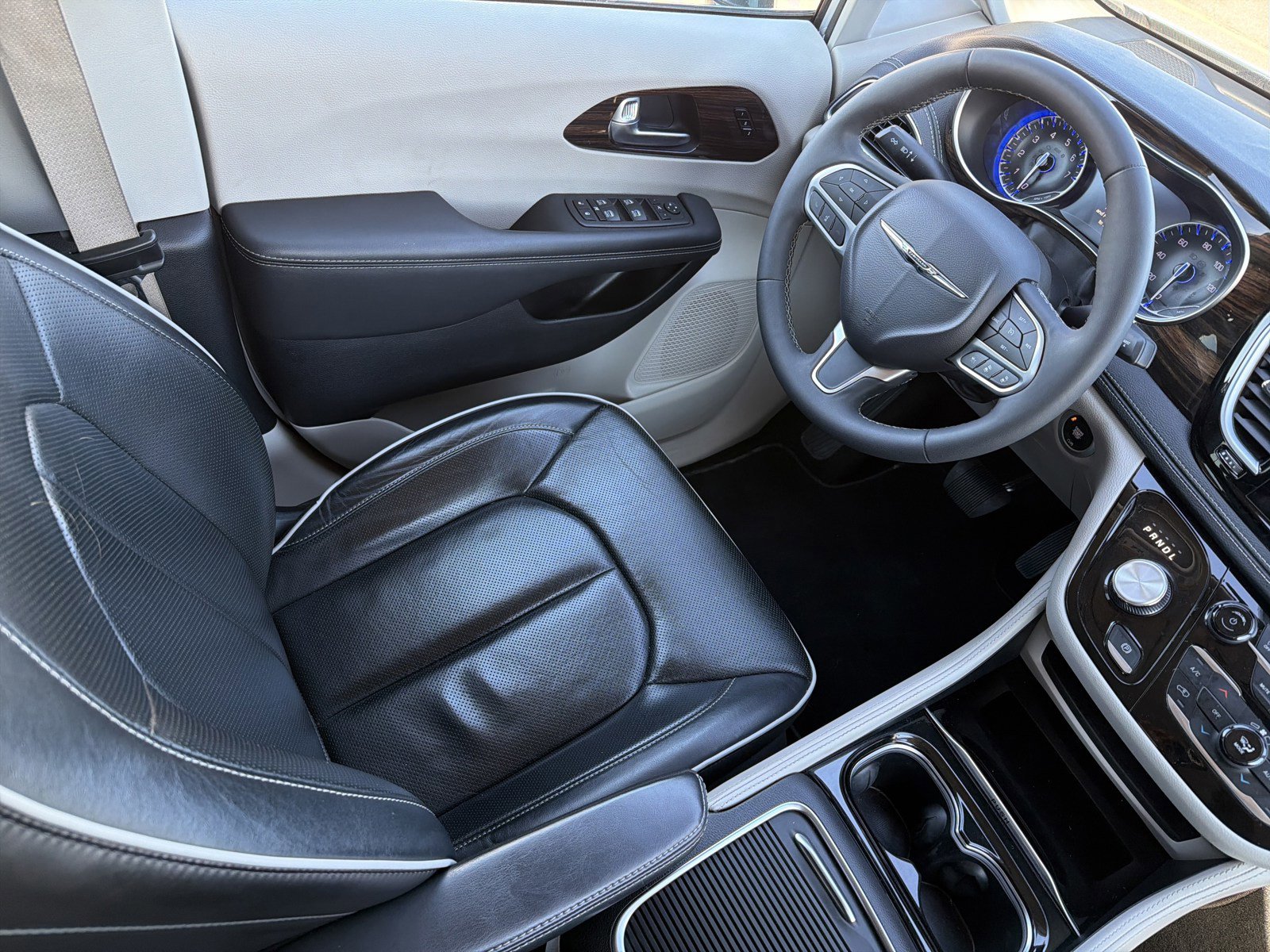 Used 2023 Chrysler Pacifica Limited image 9