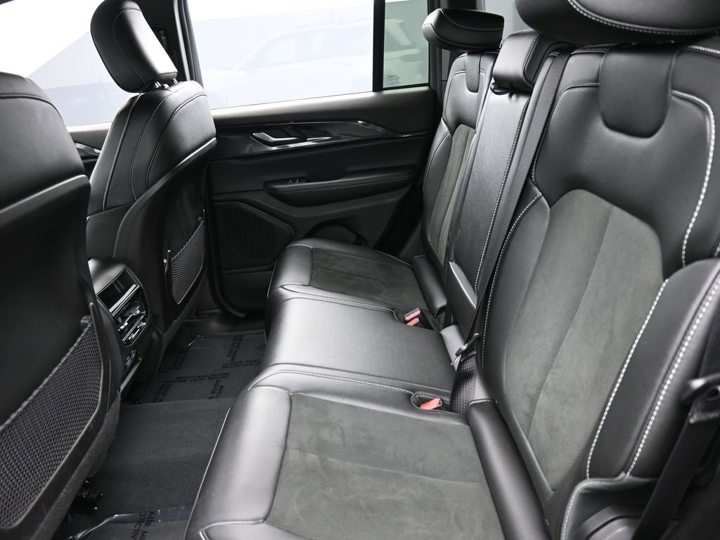 Used 2023 Jeep Grand Cherokee Altitude image 12