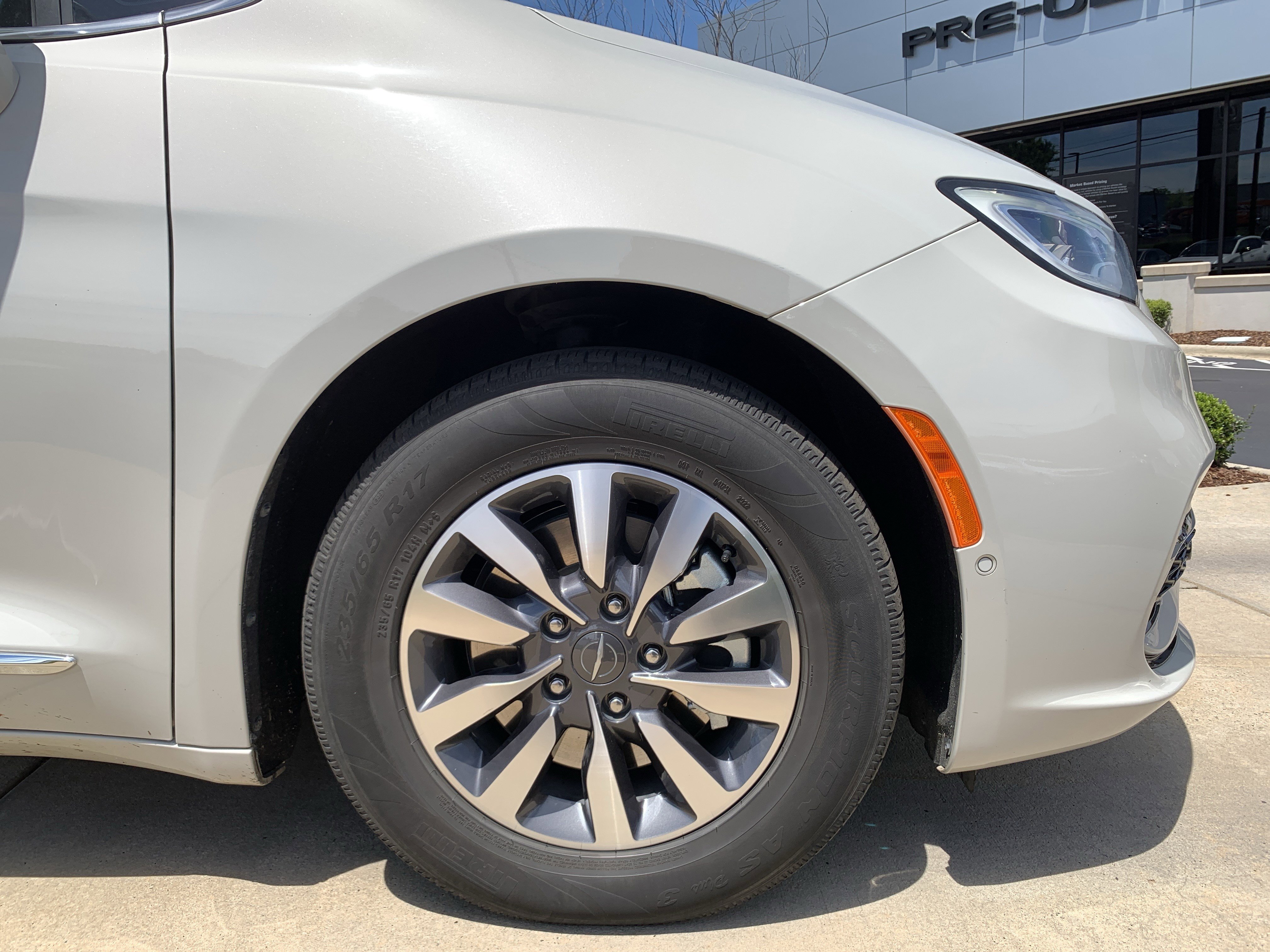 Used 2021 Chrysler Pacifica Limited w/ Uconnect Theater Family Group FWD image 13