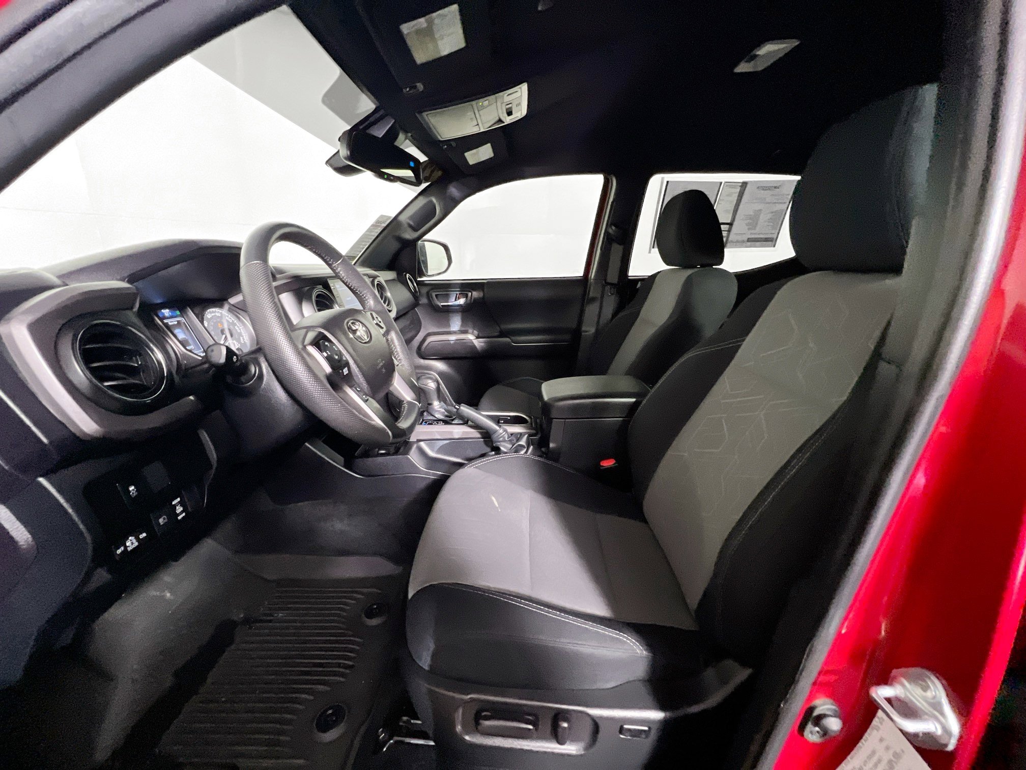 Used 2022 Toyota Tacoma TRD Sport w/ Technology Package image 14