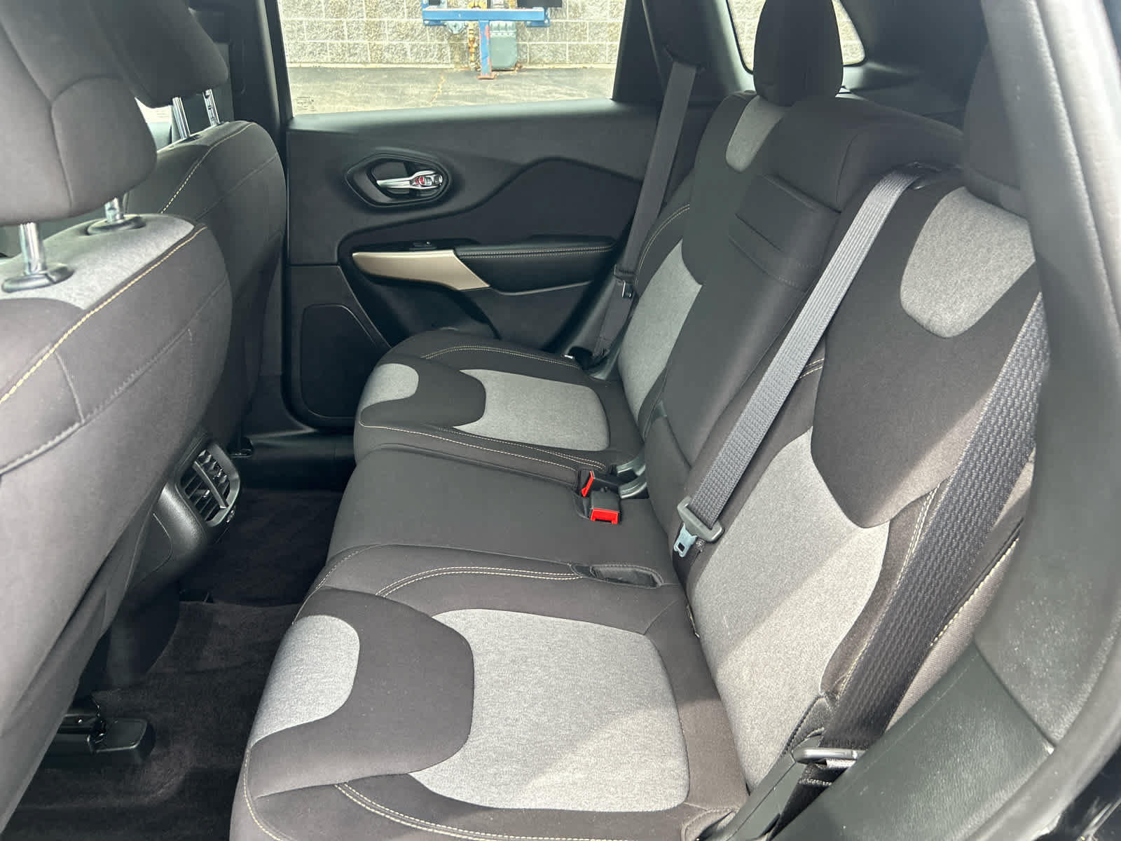 Used 2018 Jeep Cherokee Latitude w/ Safety Group AWD/4WD image 22