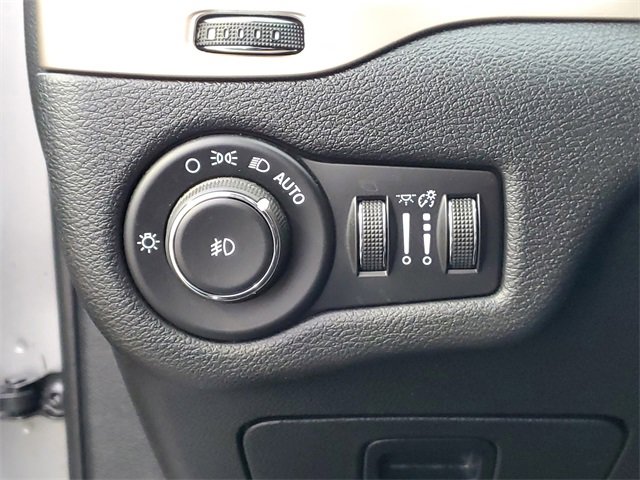 Used 2016 Jeep Cherokee Limited image 18