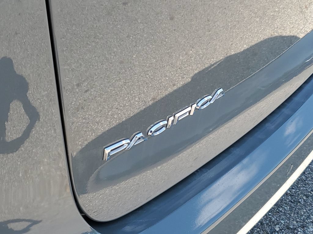 Used 2022 Chrysler Pacifica Touring-L FWD image 35