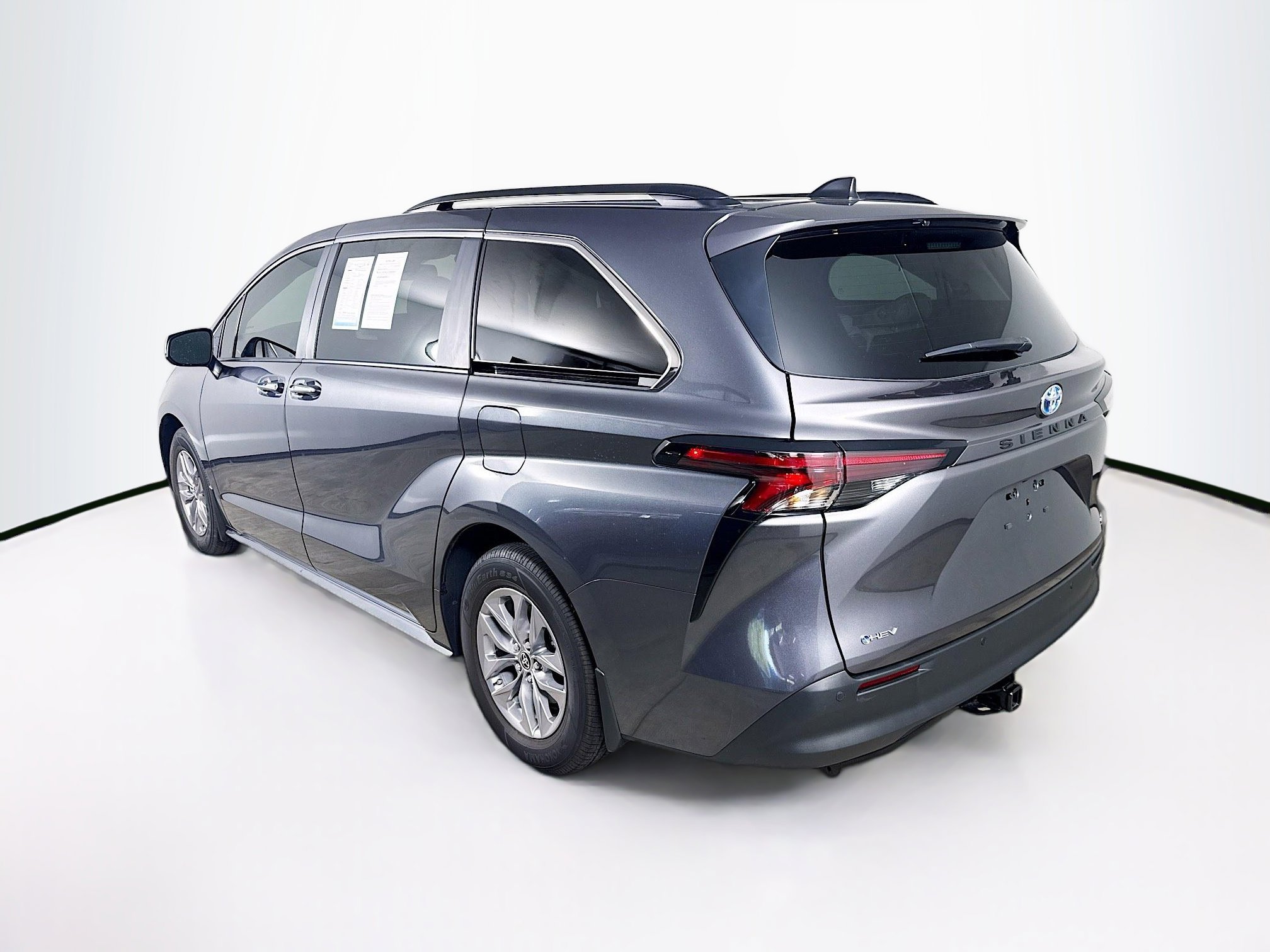 Used 2025 Toyota Sienna XLE FWD image 32