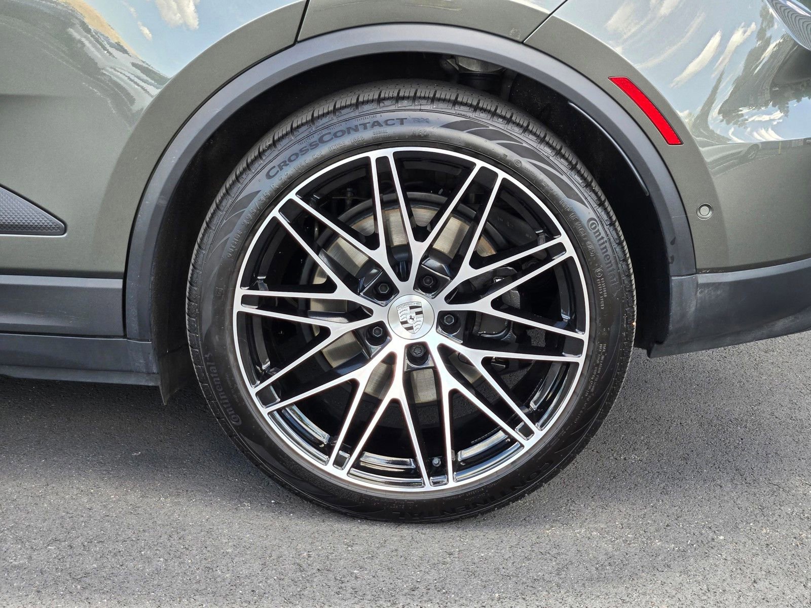 Certified 2025 Porsche Macan 4 Electric AWD/4WD image 11