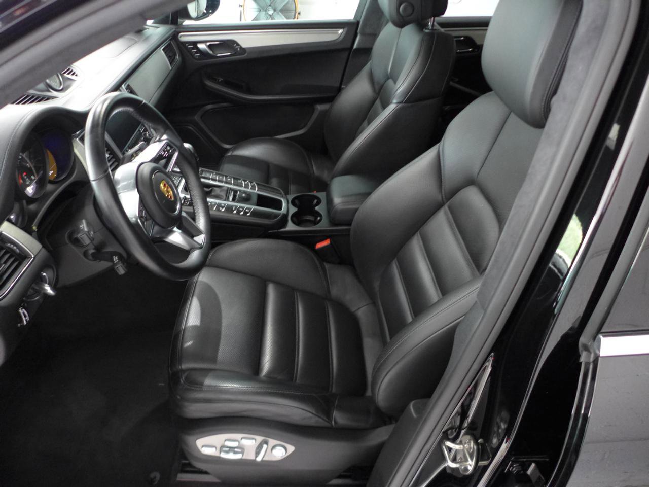 Used 2017 Porsche Macan Turbo AWD/4WD image 38