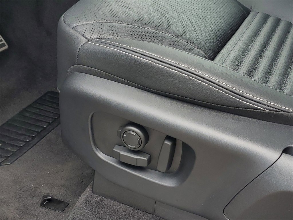 New 2025 Land Rover Discovery Dynamic SE image 9