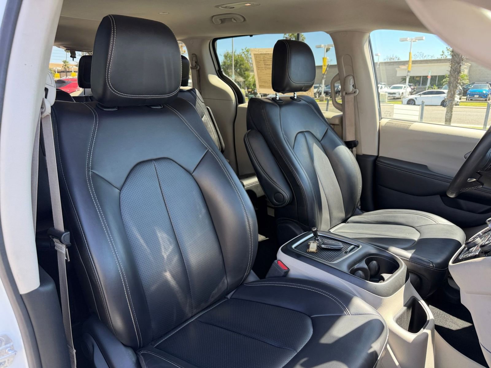 Used 2023 Chrysler Pacifica Touring-L image 39