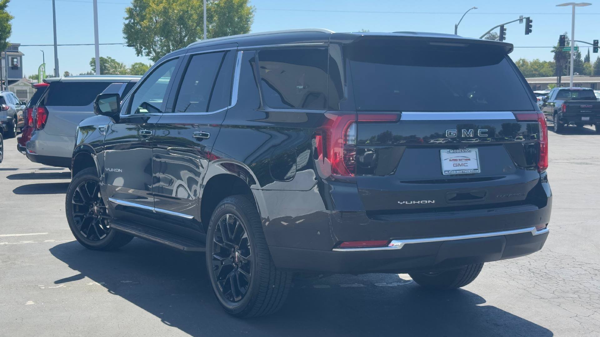 Used 2025 GMC Yukon Elevation AWD/4WD image 7