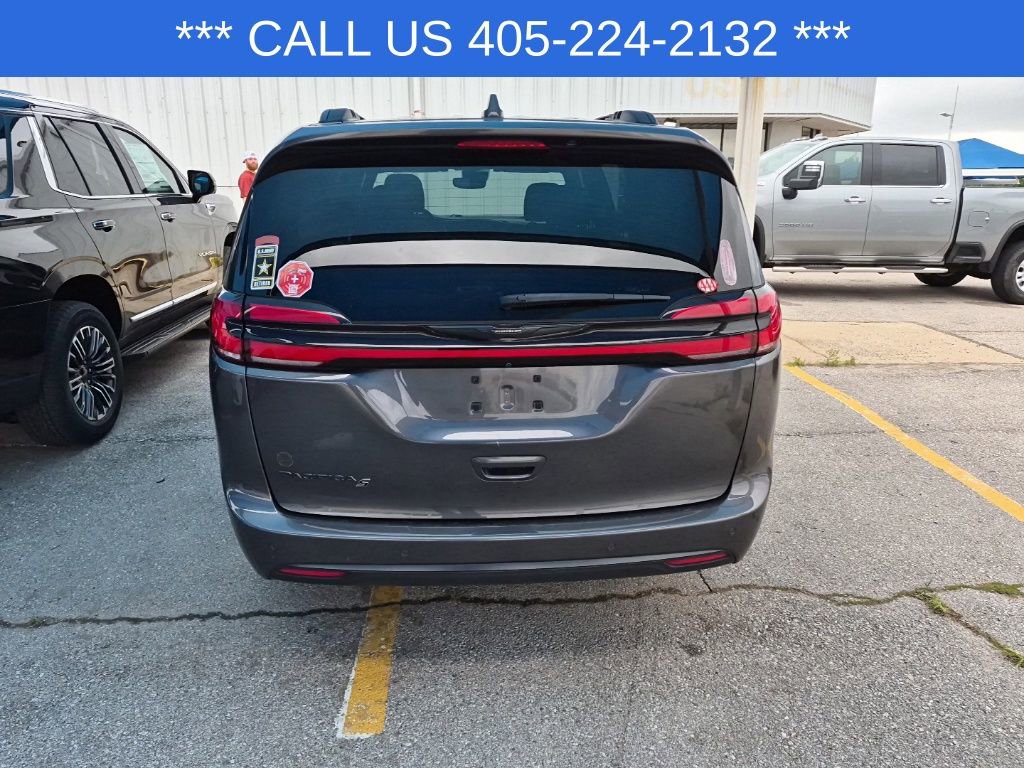 Used 2021 Chrysler Pacifica Touring w/ S Appearance Package image 11