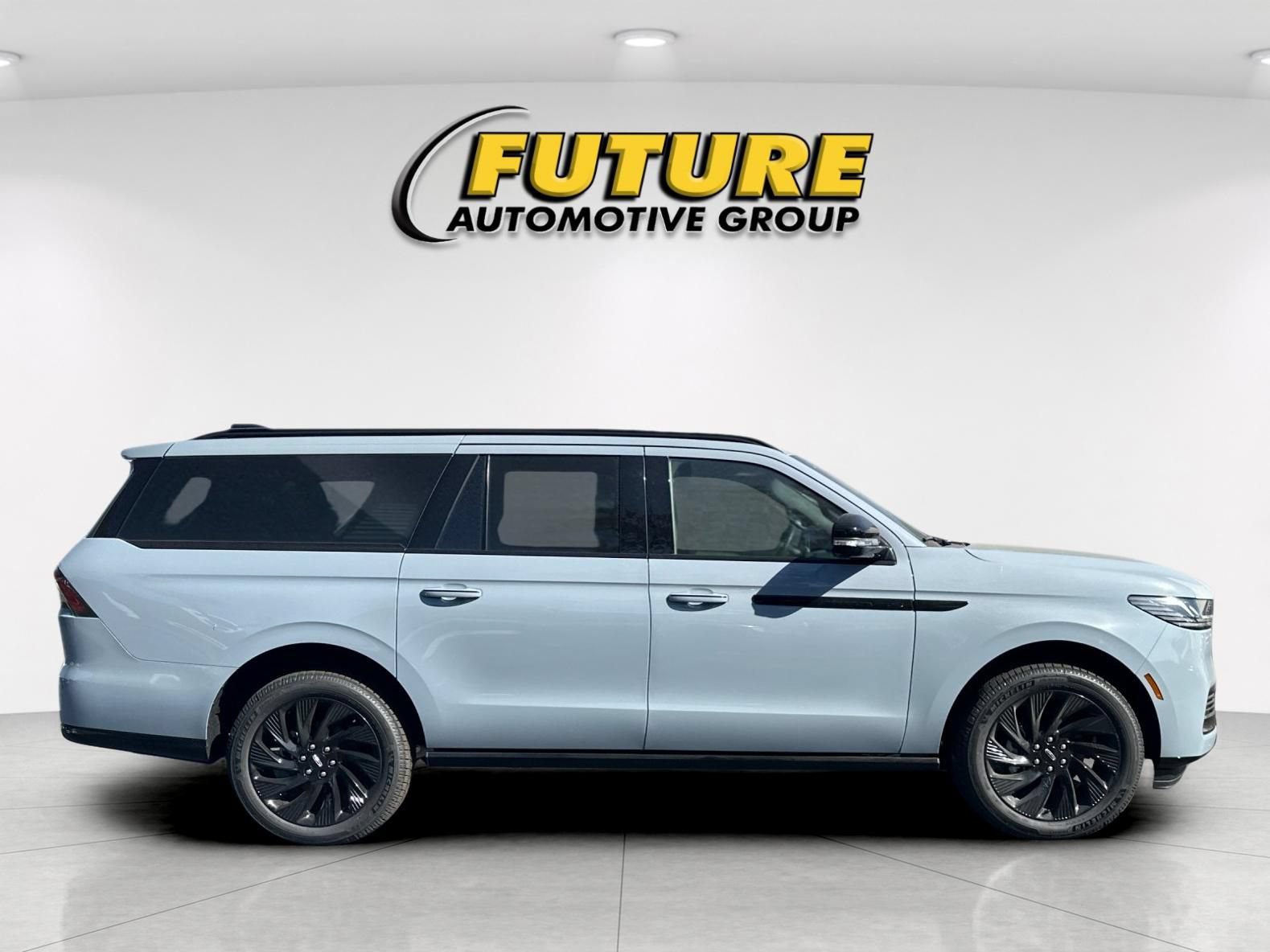 New 2026 Lincoln Navigator L Reserve w/ Jet Appearance Package AWD/4WD image 2