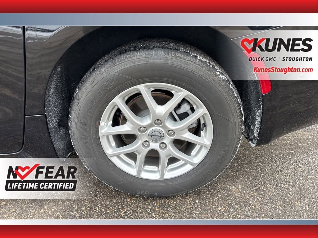 Used 2025 Chrysler Pacifica Select image 18