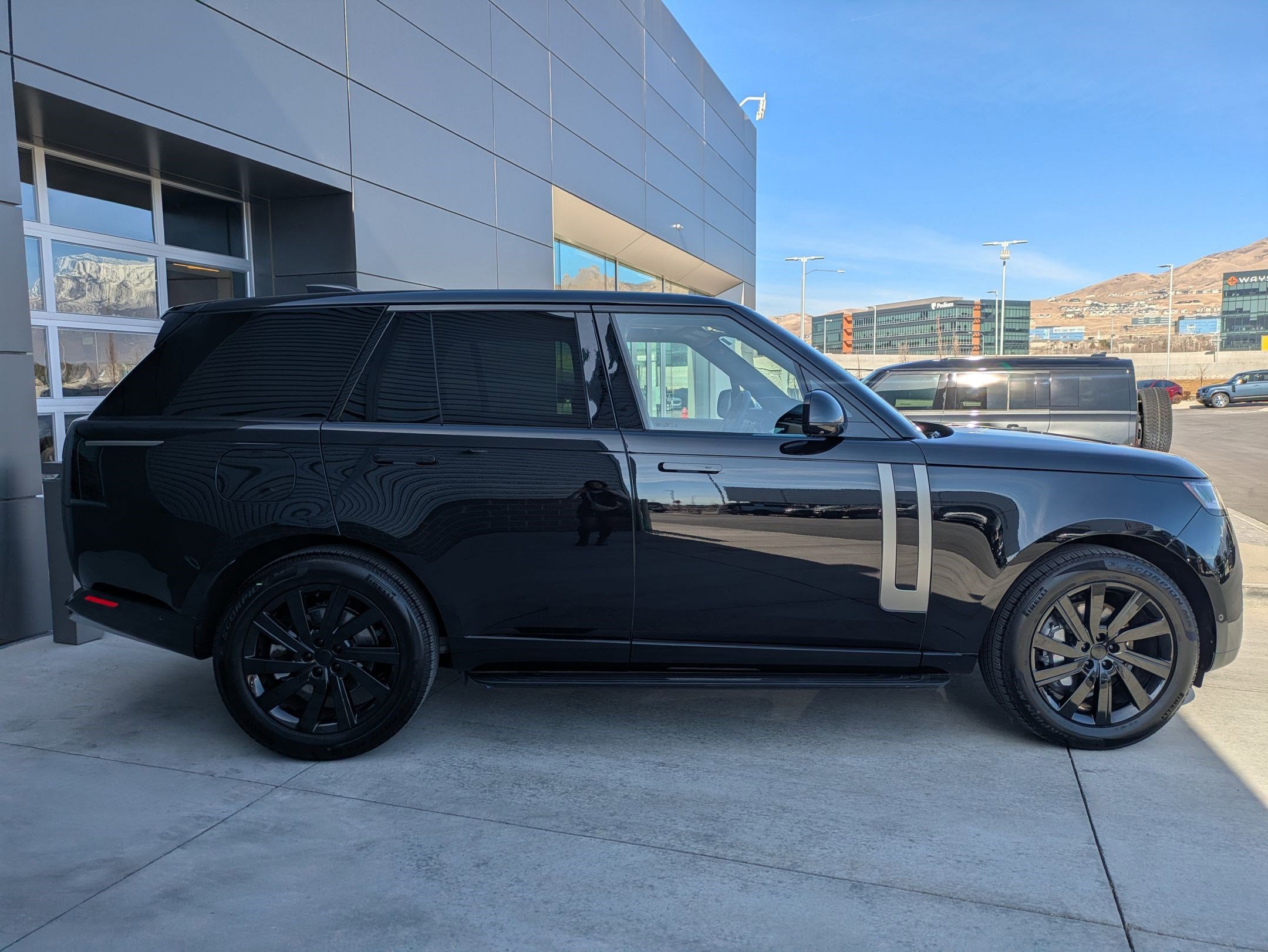 Certified 2025 Land Rover Range Rover SE image 5