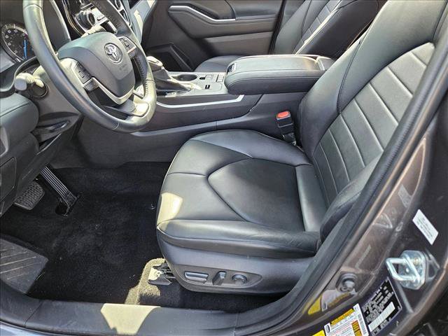 Used 2022 Toyota Highlander XLE FWD image 16