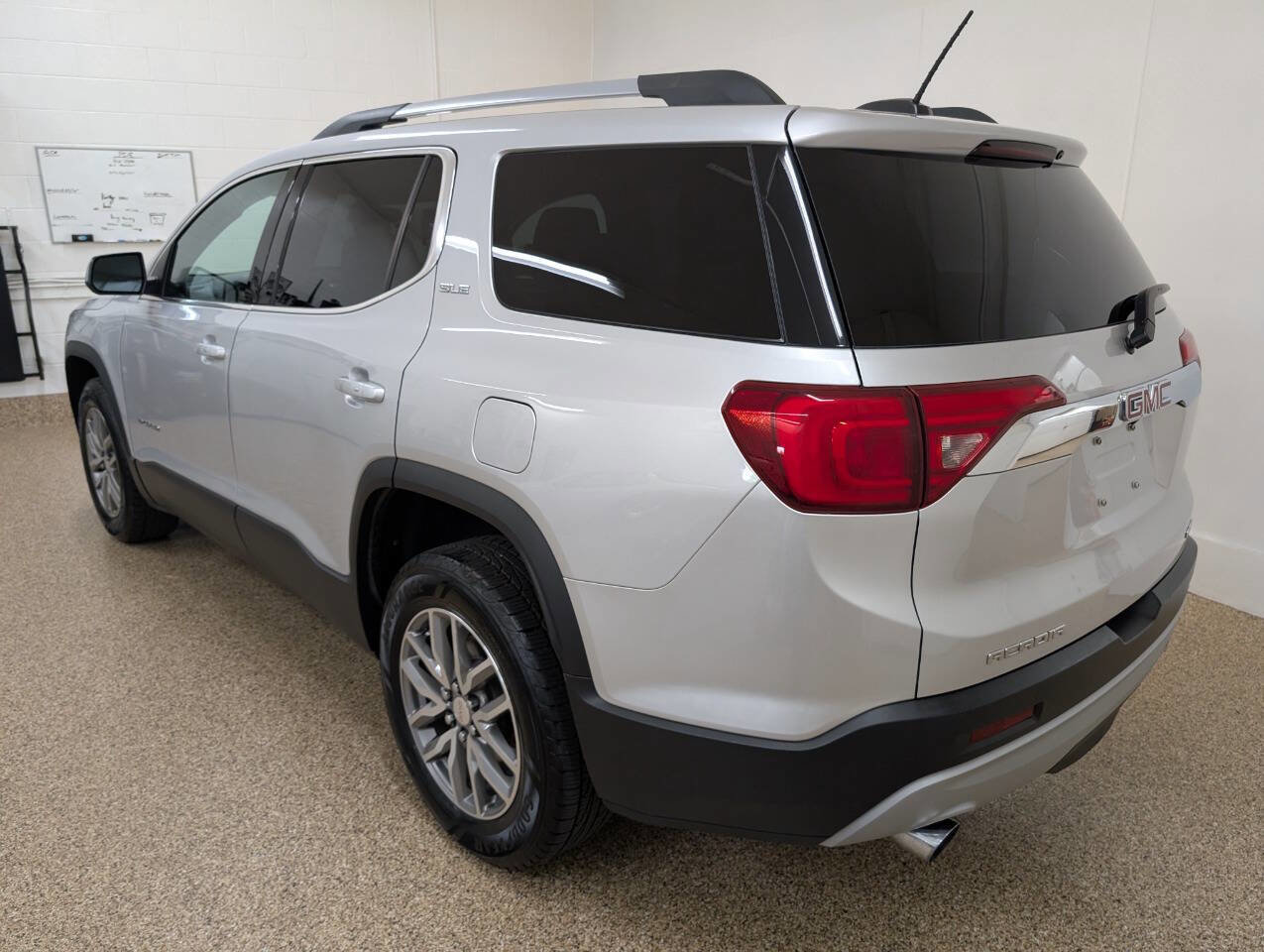 Used 2018 GMC Acadia SLE AWD/4WD image 3