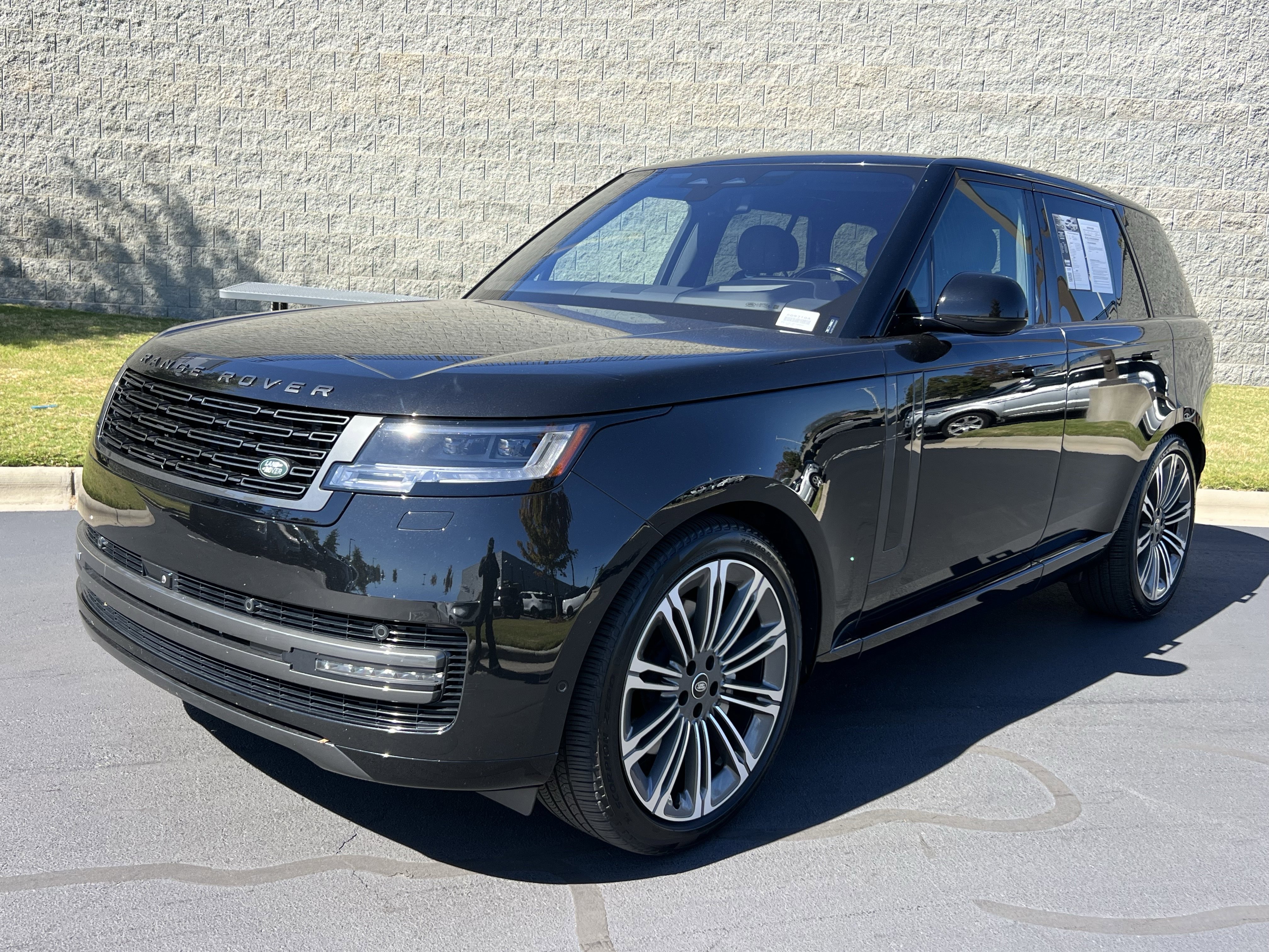 Used 2023 Land Rover Range Rover SE image 2