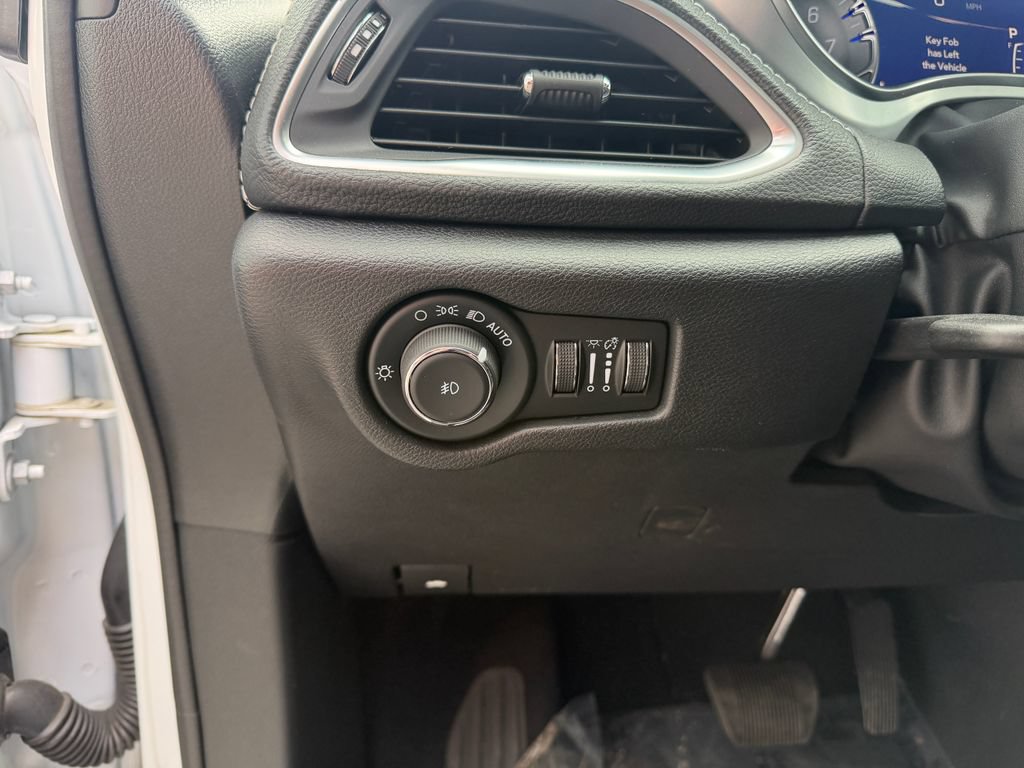 Used 2025 Chrysler Pacifica Limited FWD image 18