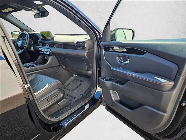 Used 2025 Honda Pilot TrailSport image 13