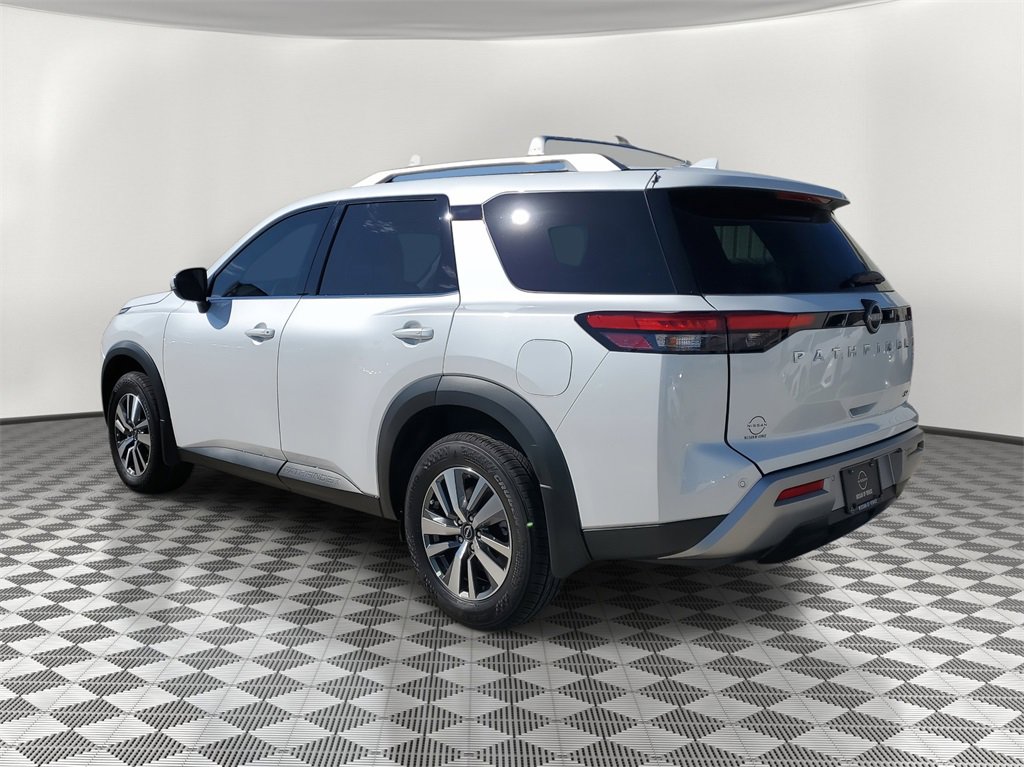 New 2025 Nissan Pathfinder SL image 2