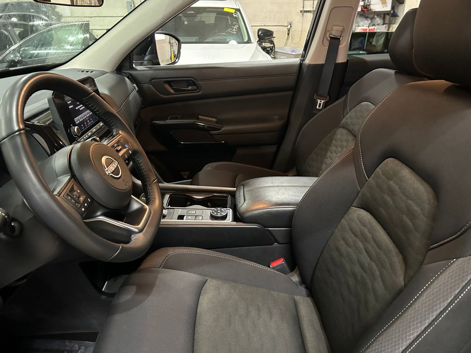 Used 2025 Nissan Pathfinder SV image 29