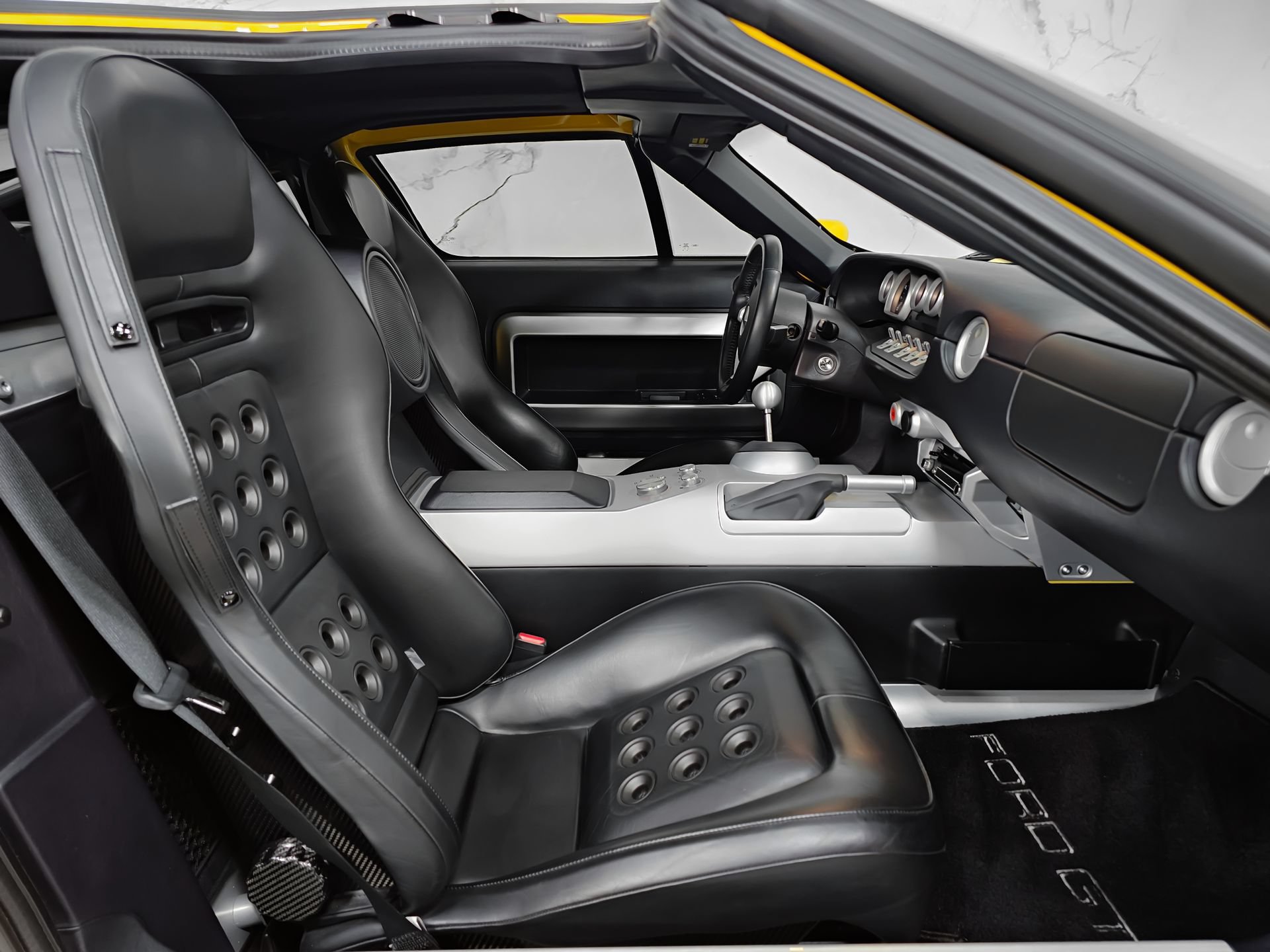 Used 2005 Ford GT RWD image 2