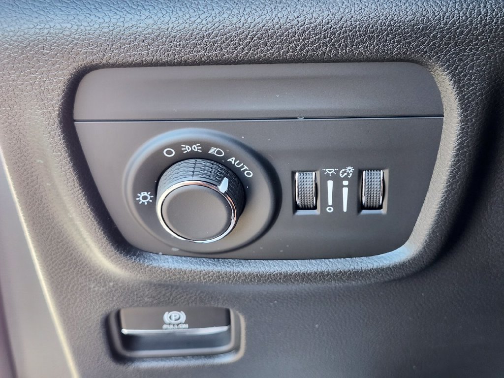 Used 2026 Jeep Grand Cherokee Altitude AWD/4WD image 24