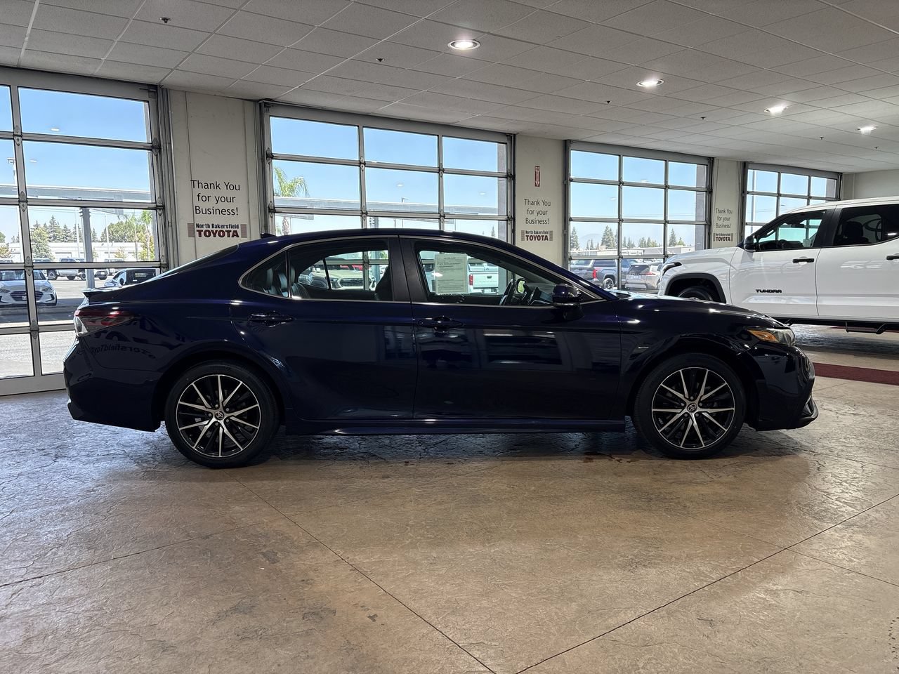 Used 2022 Toyota Camry SE w/ Convenience Package FWD image 3