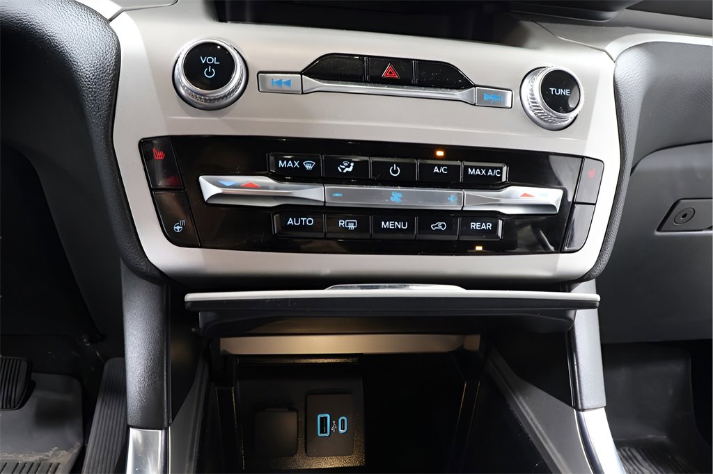 Used 2023 Ford Explorer XLT w/ Equipment Group 202A image 9