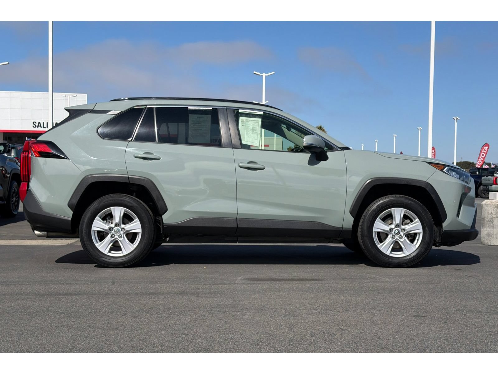 Used 2019 Toyota RAV4 XLE AWD/4WD image 3