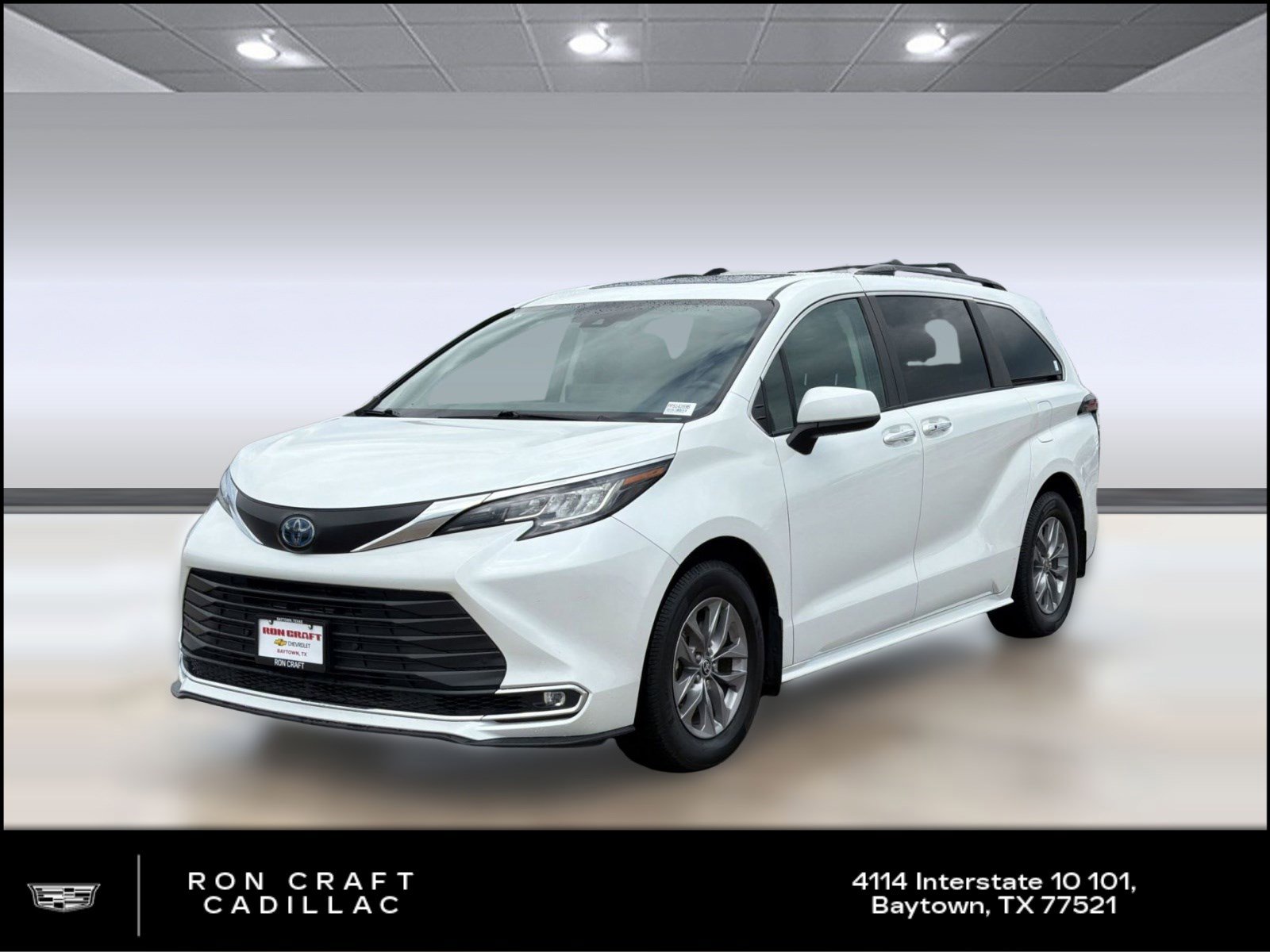 Used 2023 Toyota Sienna XLE FWD image 1
