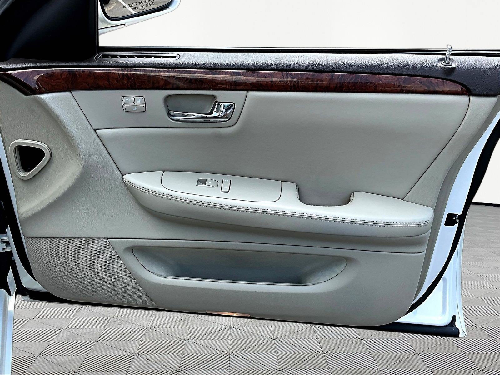 Used 2007 Cadillac DTS Luxury I w/ Trunk Convenience Package FWD image 25