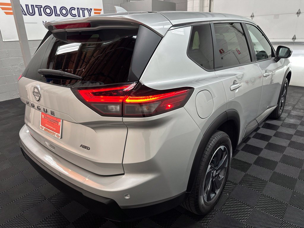 Used 2025 Nissan Rogue SV AWD/4WD image 9