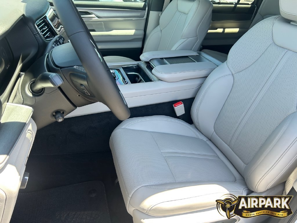 New 2026 Jeep Grand Wagoneer Limited w/ Convenience Group I AWD/4WD image 18